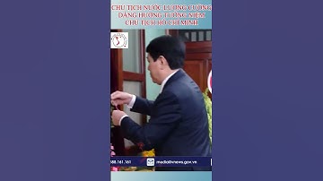 Chủ tịch nước Lương Cường dâng hương tưởng niệm Chủ tịch Hồ Chí Minh.