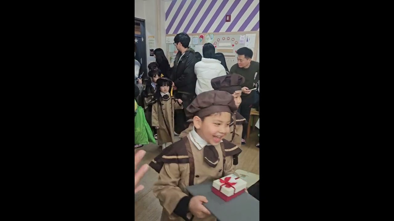 트리의 첫 졸업식.