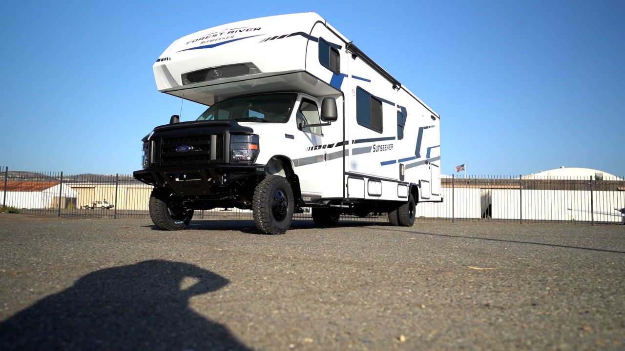 Автодом Sunseeker класса C, полностью готовый к автономному проживанию, с подвеской и аксессуарам...