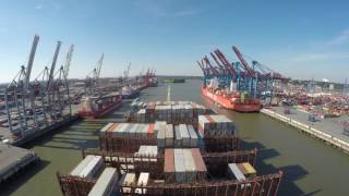 Time lapse of Margrethe Maersk´s departure from Hamburg