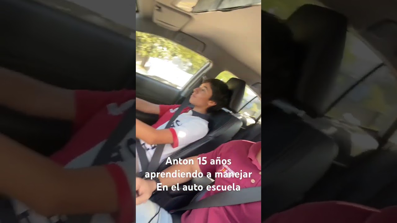 Aprendiendo a manejar en el auto escuela