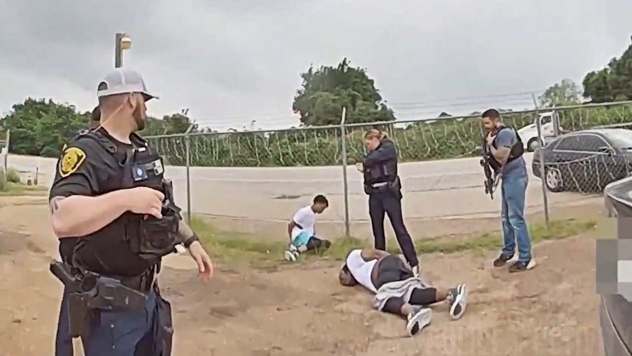 Outline Video Houston Police Officers Shoot 2 Men During a Gun Battle in Texas