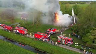 Riet gedekte woonboerderij aan de Grensweg in Vledderveen door brand verwoedt