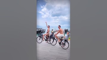 Lisa, Leon tạo dáng trên biển cùng ba Kim Lý, mẹ Hồ Ngọc Hà