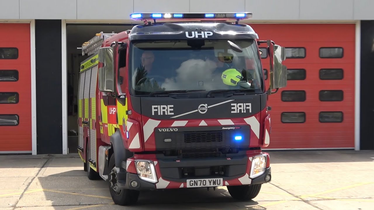 West Sussex Fire & Rescue Service, W51P2 (Worthing) pump, turning out + two fire officers responding
