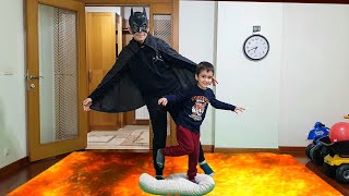 Berat ile Süper Kahraman Batman Yerde Lav Var Oynuyor. The Floor is Lava Berat Plays with Super Hero
