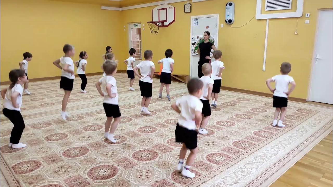 Дети на физкультуре в детском саду. Физкультура в саду видео. Физкультура в саду видео. Открытое занятие по физкультуре в средней группе. Физкультурные занятия в детском саду.