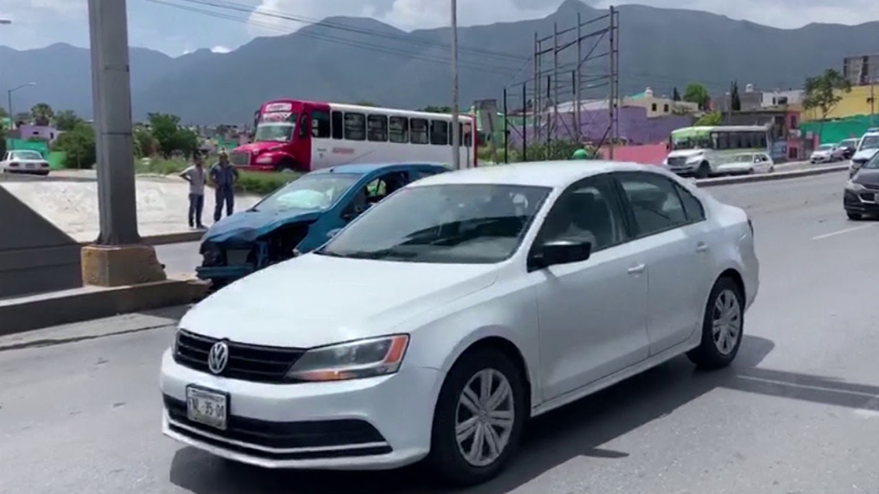 Mujer pierde el control de su automóvil y se impacta contra otro ...