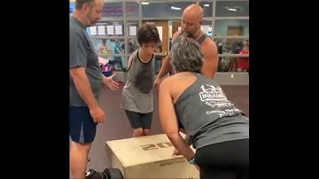 Nghị lực phi thường của chàng trai không tay