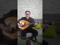 Un kabyle qui fait de la guitare 