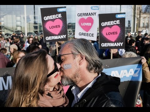 Deutsche und Griechen knutschen gegen die Krise an (AVAAZ)