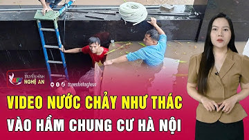 Video kinh hoàng nước chảy như thác vào hầm chung cư Hà Nội, người dân bất lực dùng ván ngăn