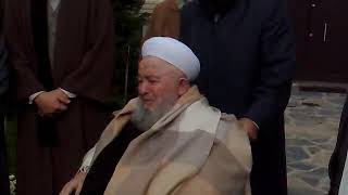Mahmud Efendi Hazretlerimiz bahçede dua buyurdular. Palmiye ağacını sordular.
