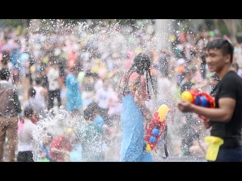 Dai People in Southwest China Enjoy Water Splashing Festival