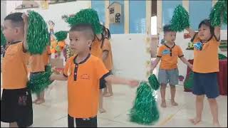 Thể dục: Tung và bắt bóng với cô lớp 3 -4 tuổi