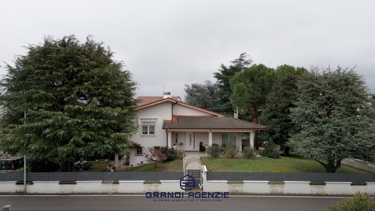 VIGARDOLO - Casa singola con giardino di proprietà