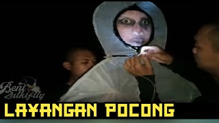 Bermain layangan pocong malam hari, layangan unik