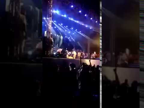 Marília Mendonça cai no palco em show na noite de réveillon