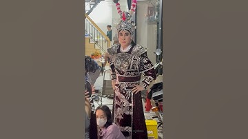 Ns Kim Tiểu Long chuẩn bị lên sân khấu biểu diễn cho bà con ở Bình Dương xem