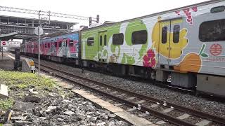 3227次區間車與7202次貨物列車在大林車站交會(2019台灣燈會在屏東彩繪列車) 20220413
