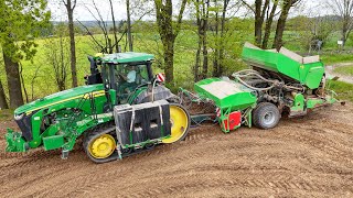 john deere 8rt 410 mit einer all-in-one kartoffellegemaschine beim kartoffeln legen-potato planting