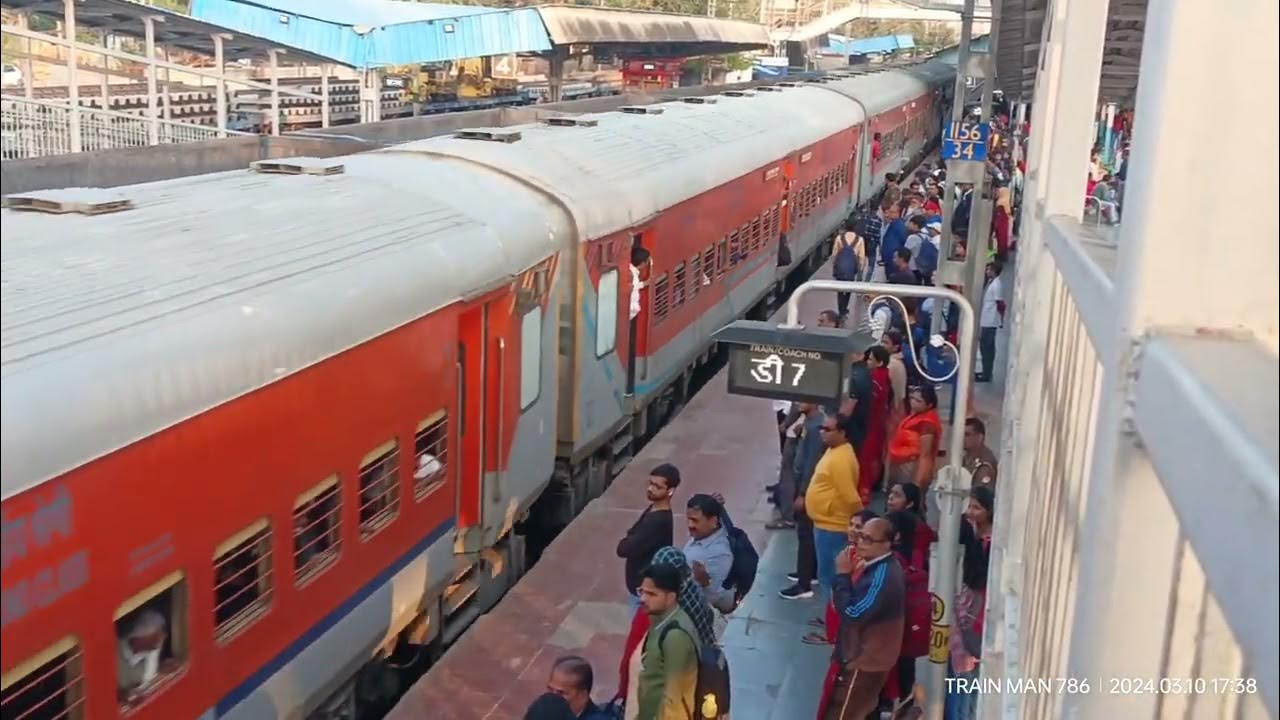 12420 Lucknow Bound Gomti Express Arriving Etawah Junction At Heavy 12420-lucknow-bound-gomti-express-arriving-etawah-junction-at-heavy