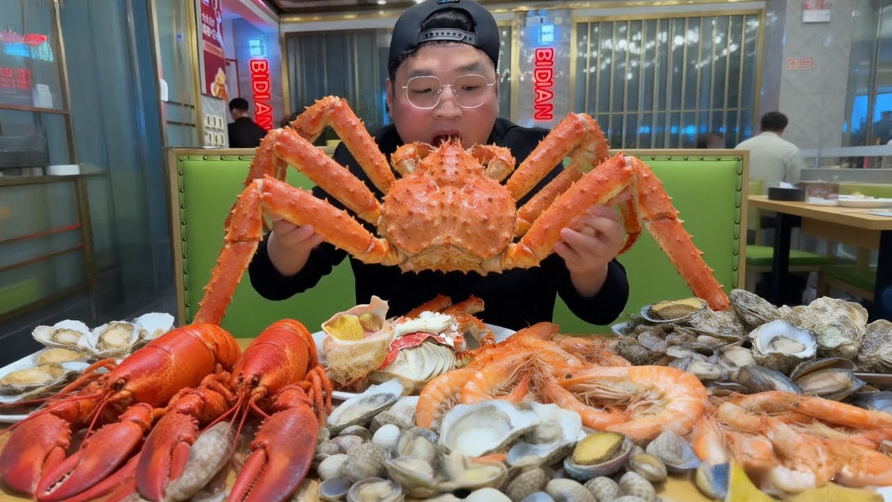 大胃王斥巨资狂炫天津海鲜！8 斤帝王蟹 + 满桌海鲜，这顿直接花掉半个月工资！