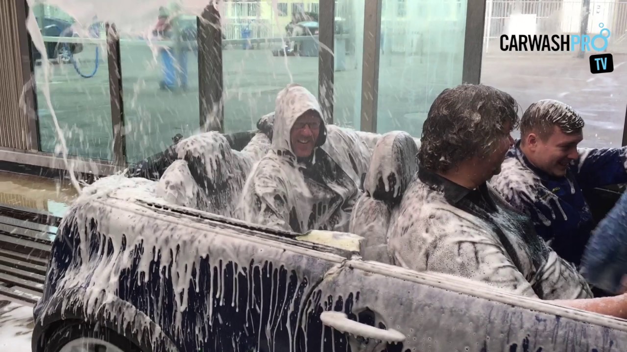 Met de cabrio door de wasstraat bij Bob Autowas