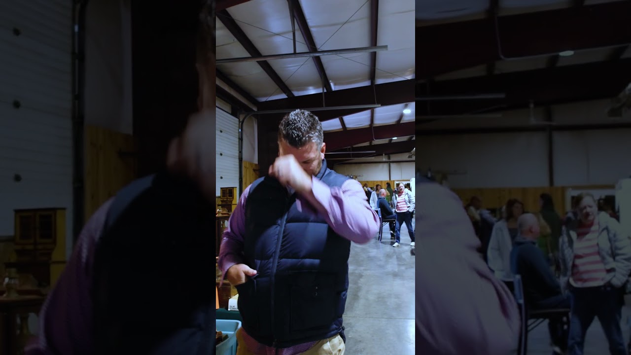 Рассматривая резные деревянные изделия ручной работы.