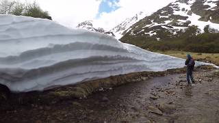Hombre aprecia glaciar en Tucu Tucu - Santa Cruz - La alegria de estar ahi VIVO