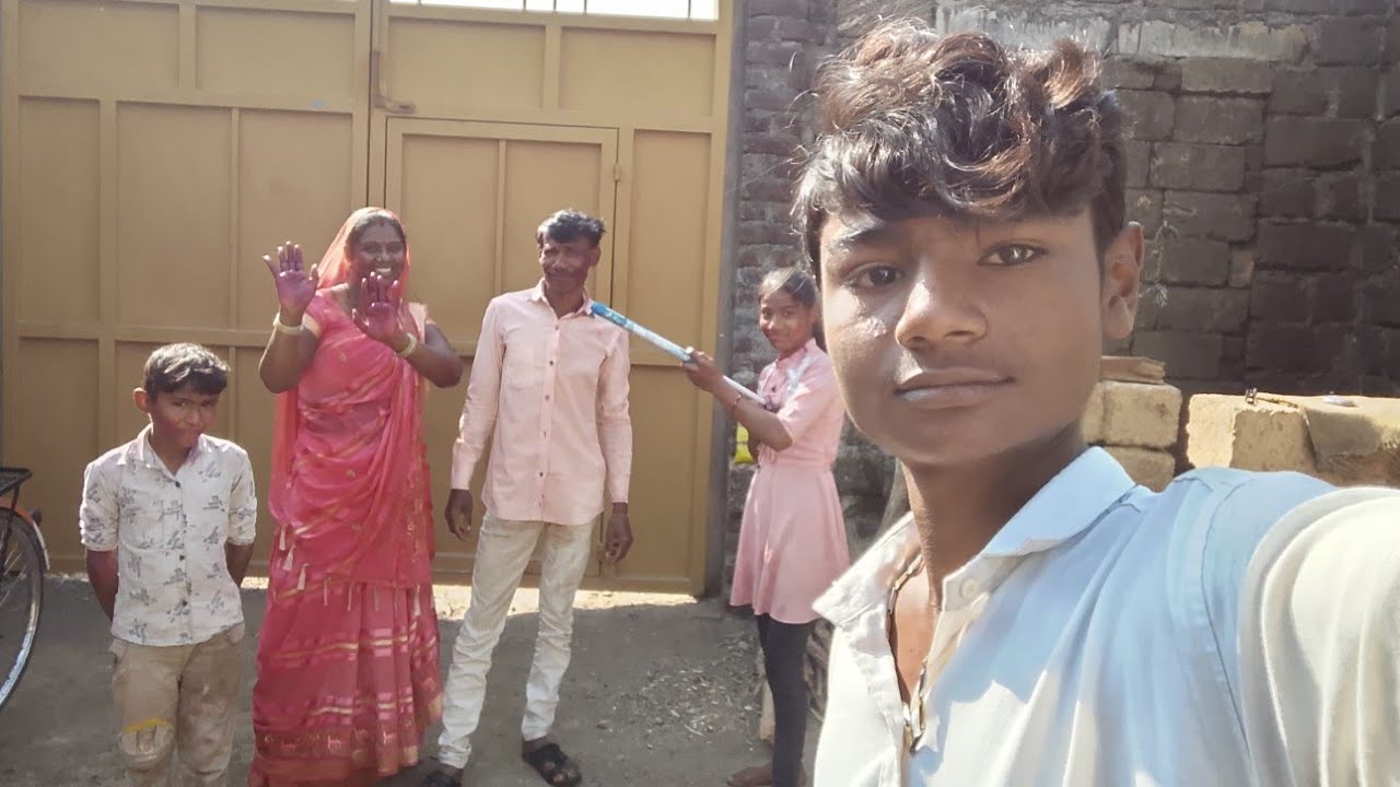 આજે તો હોળી રમવાની બહુ મજા આવી . બધાને રંગ હુંએ રંગી દીધા 😳🎈🖍️😃🔴