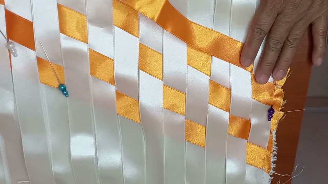 COJIN MODELO 3D ENTRELAZADO CON CINTAS