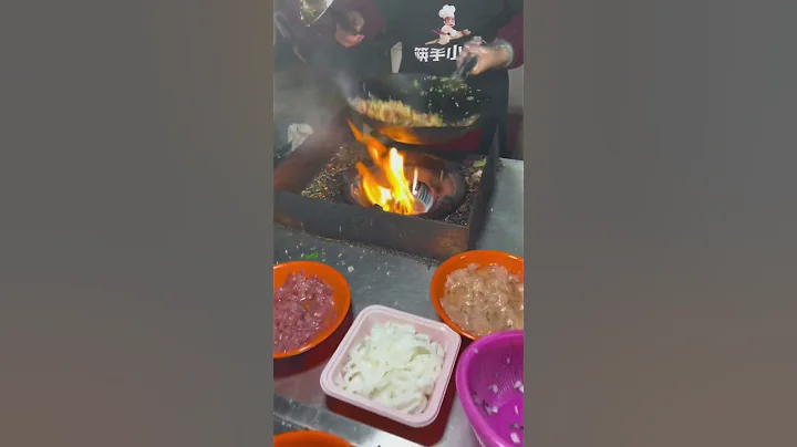 武漢深夜馬路邊的豪華炒飯，100一碗，老闆娘挺實在給炒兩碗#shorts - 天天要聞