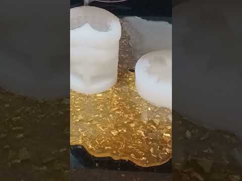 صب الشمع في القوالب لازم يكون بالراحه جدااا تجنبا لاي بابلز صغيره شموع معطرة  