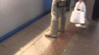 Прикол! Девченка зажигает! Прикол в метро)) Прикол! Девченка зажигает! Прикол в метро))