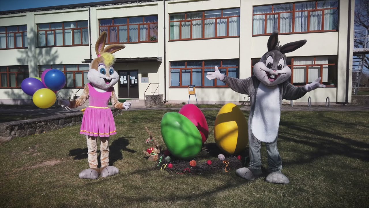 Zaķis Bannijs ar Lolu svin Lieldienas Ķegumā