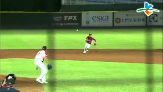 20130804 CPBL 象 VS 猿 8上 黃欽智將球碰成不規則彈跳 張志豪趁機上二壘