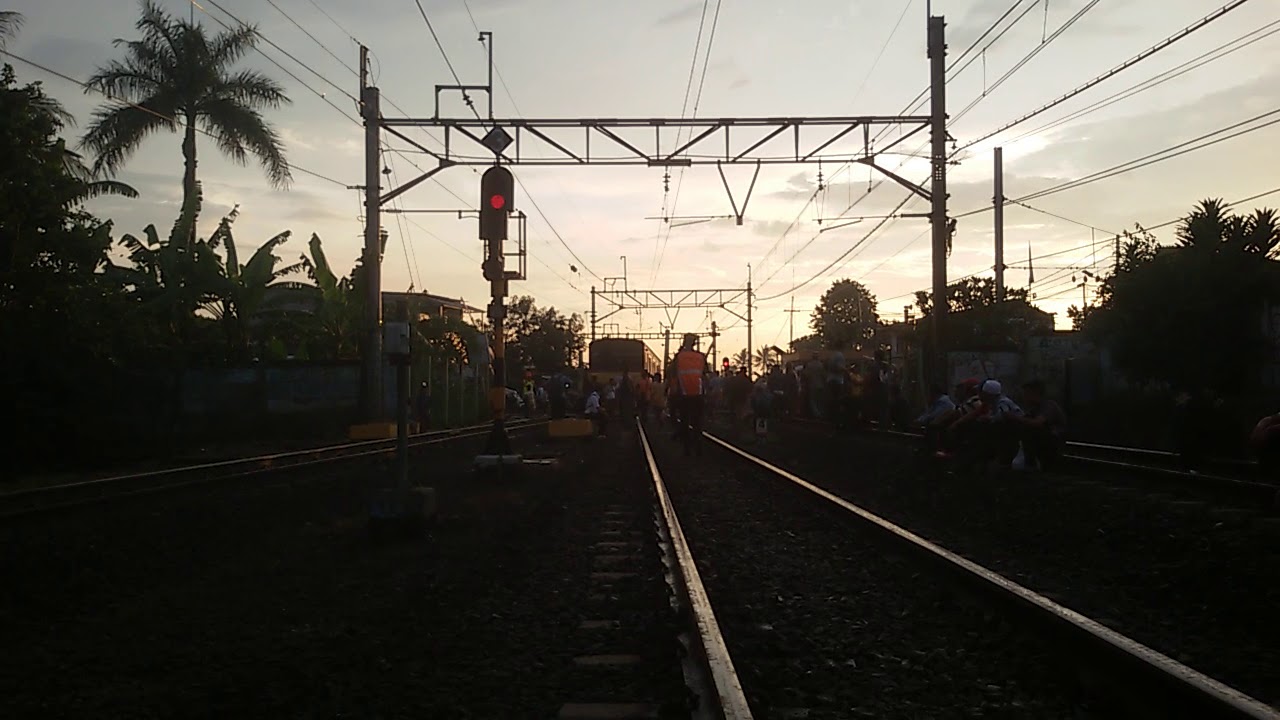 KRL Gangguan Pantograf di Tarik KRL di Stasiun Sudimara