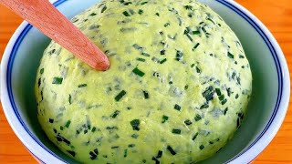 韭菜里加碗面粉，做的韭菜条条，能煮又能炒，一大碗也不腻