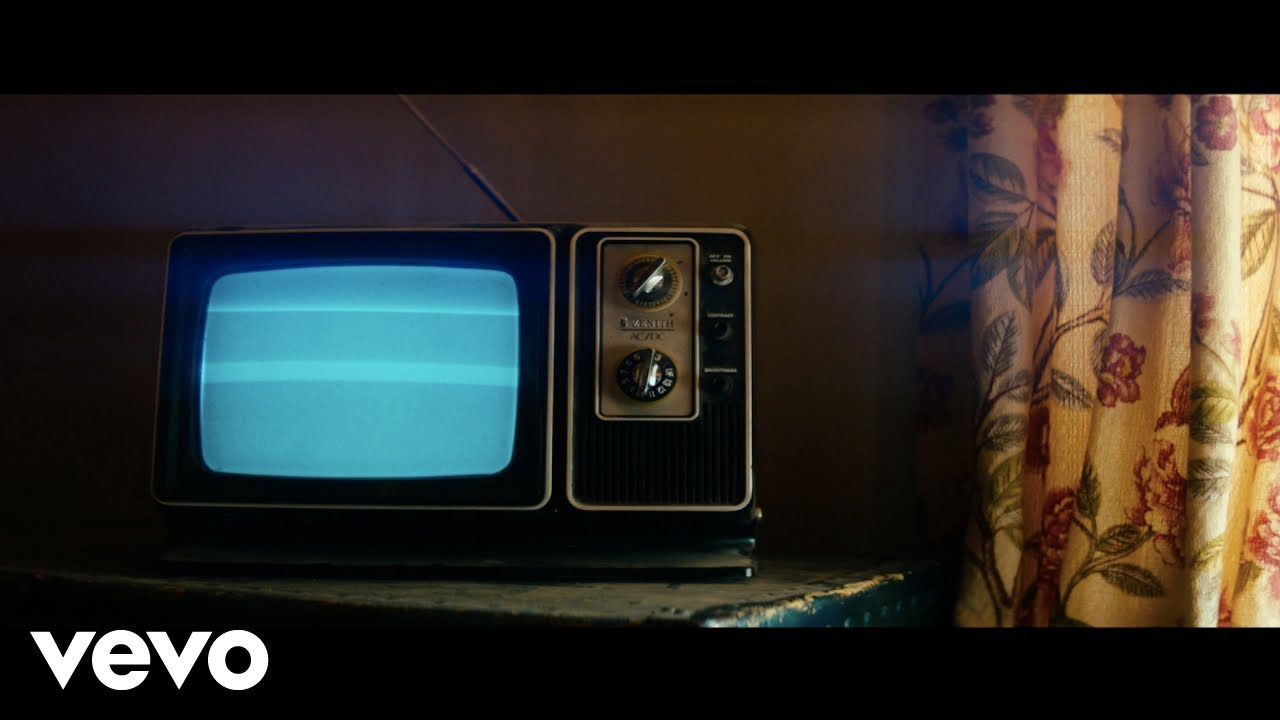 在 YouTube 上觀看「Jaz Karis - BACK 2 U (Official Music Video)」