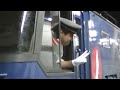 子供にピースまでしちゃう優しい運転士さん 寝台特急北斗星