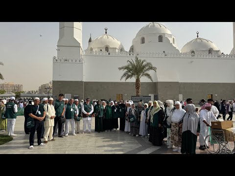 Uy qurgan videoni tomosha qiling, bir yigit qozi sorib, urmoq tovushlarini chiqaradi