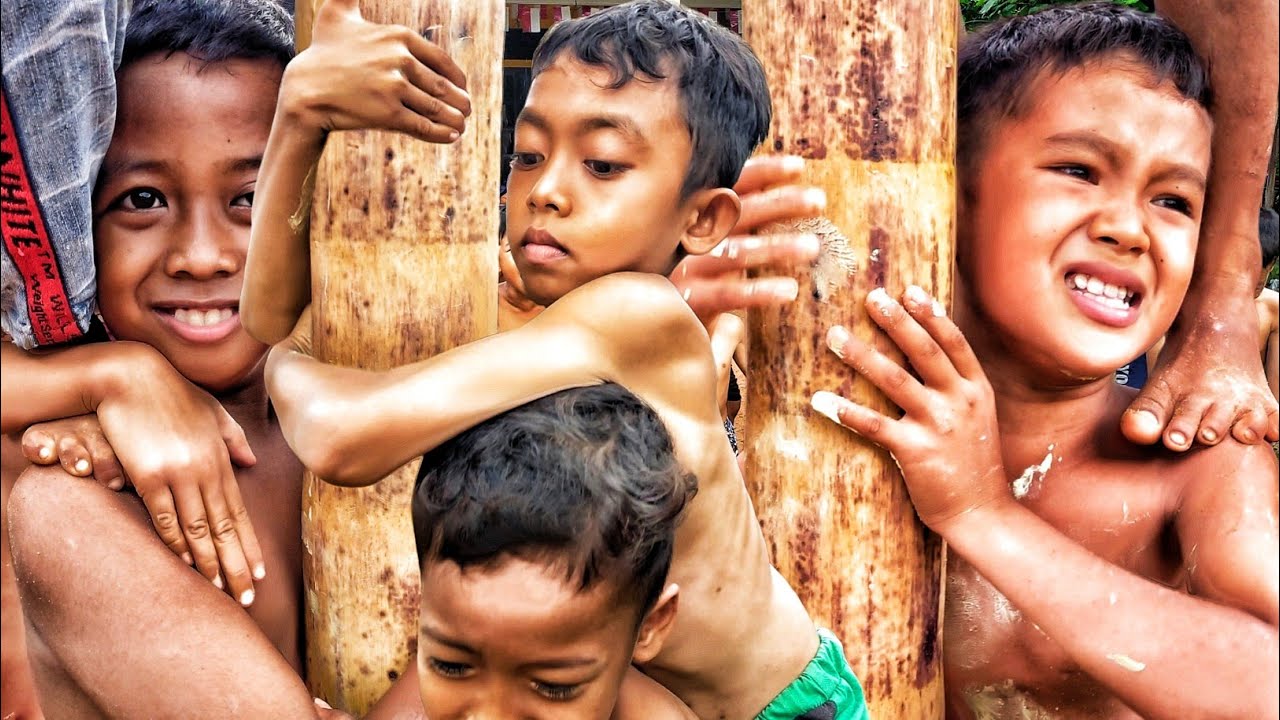 KESERUAN LOMBA PANJAT PINANG BOCIL 77 INDONESIA