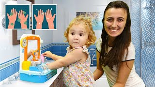 Puppen Mama Show Mama Vlog. Hände richtig waschen. Spielspaß mit Sevcan und Derin