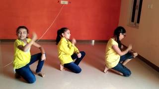 3 little girl dance on tu cheez badi hai mast mast..