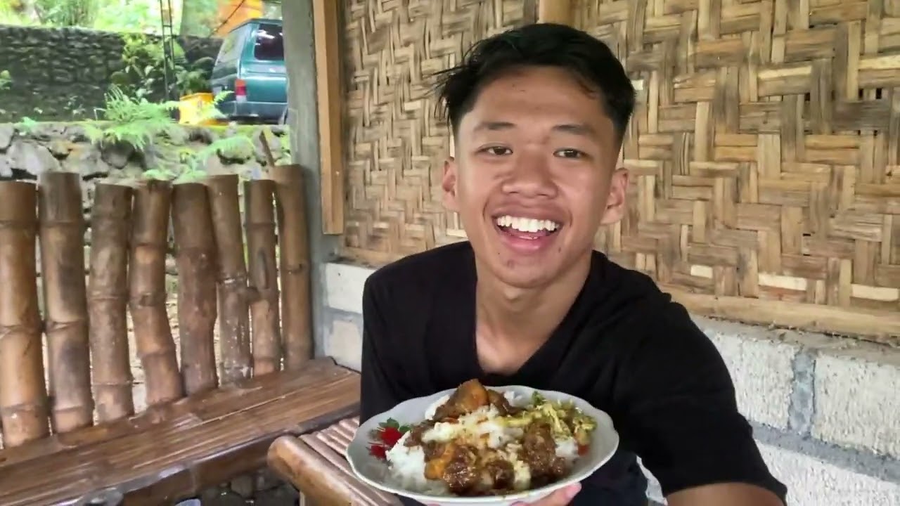 Monggo waktunya makan siang lur