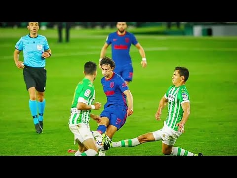 تدخل عيسى ماندي على جواو فيليكس في مباراة ريال بيتيس و اتليتكو مدريد 1 1