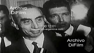 Isaac Rojas hablando con la prensa en salon de Casa de Gobierno 1967