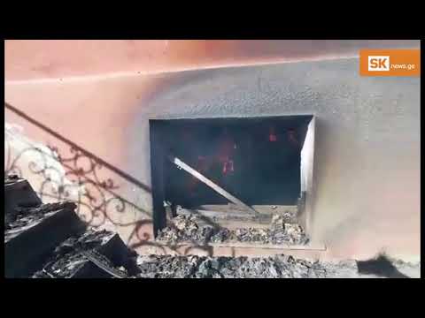 ფოკაში 33 წლის კაცის მკვლელობაში ბრალდებულს სახლები და მანქანები დაუწვეს