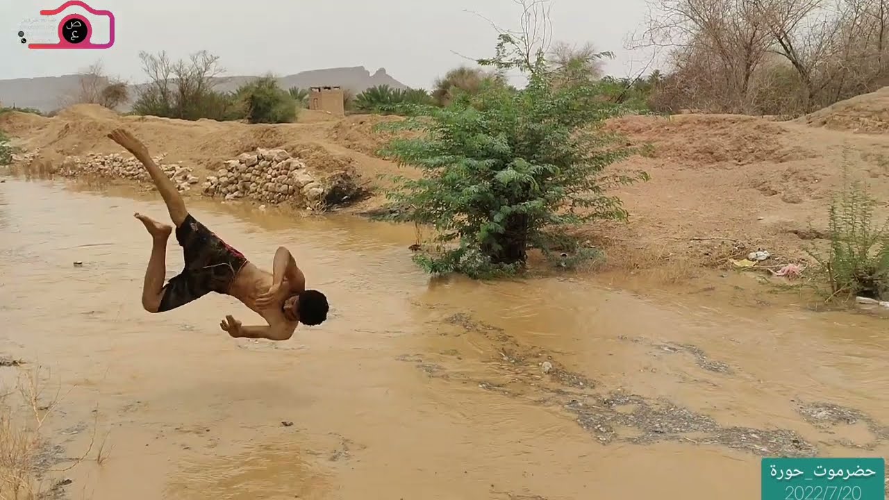 سيل وادي العين لحظة وصوله إلى مدينة حورة 2022/7/20م.